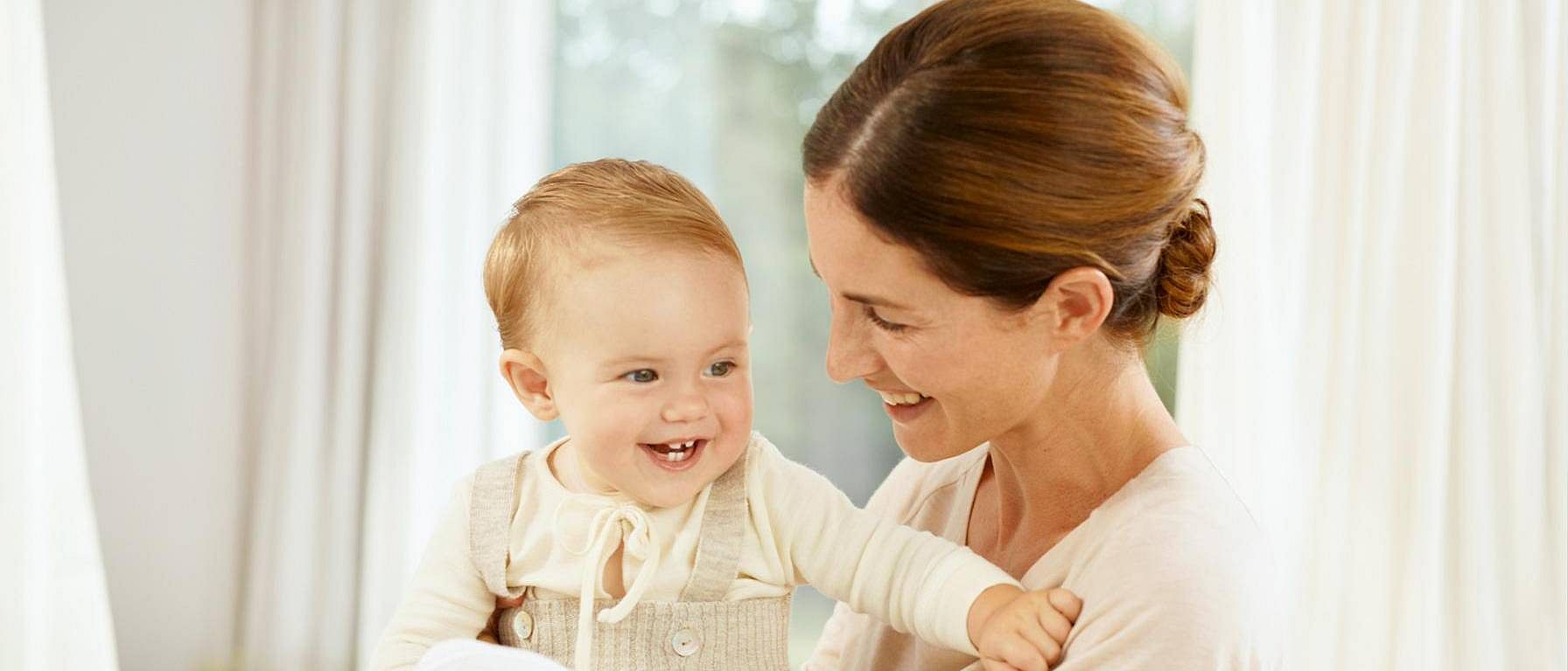 Moeder verzorgt baby
