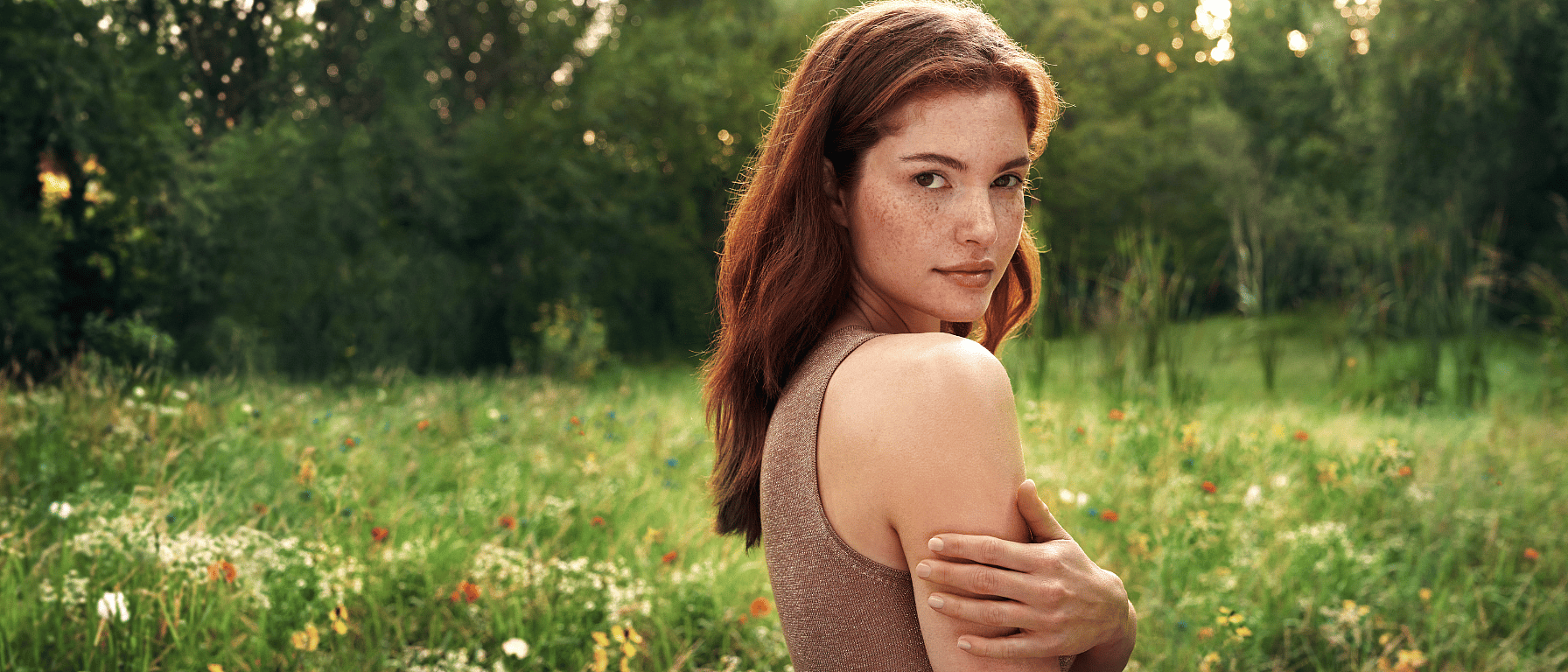 Vrouw in een veld met bloemen