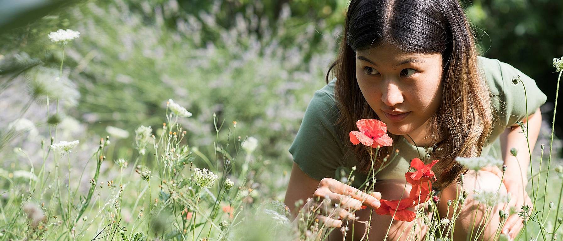 vrouw ruikt aan bloem