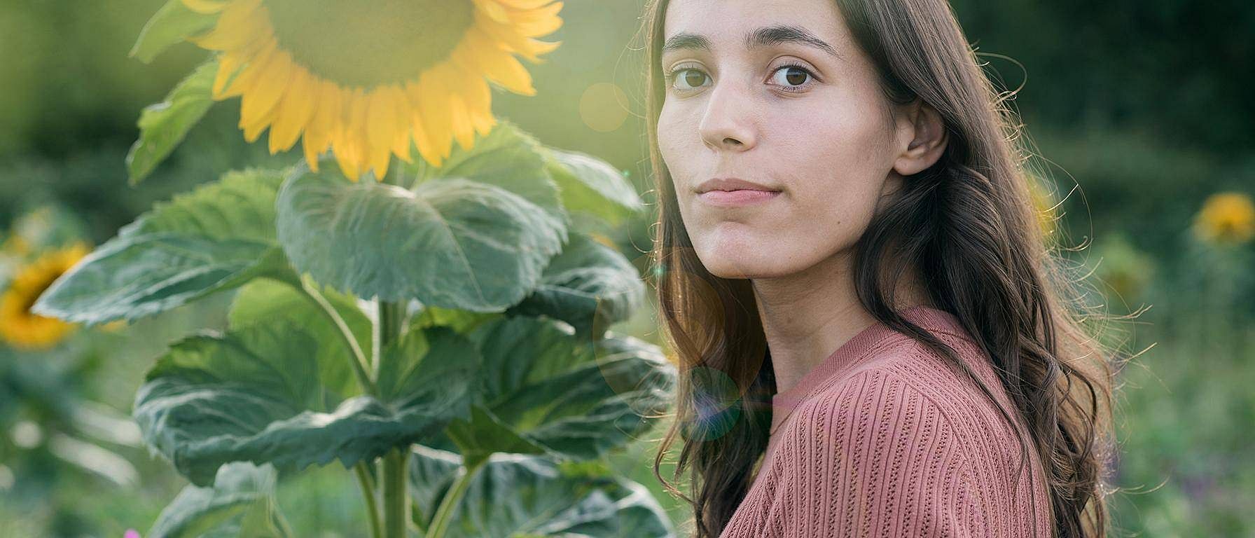 vrouw in zonnebloemenveld