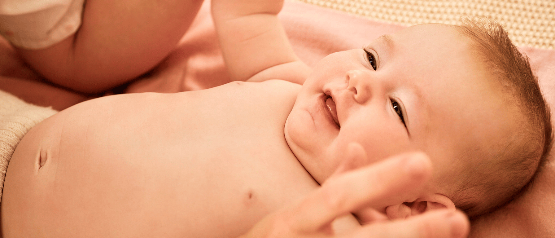 Baby krijgt massage