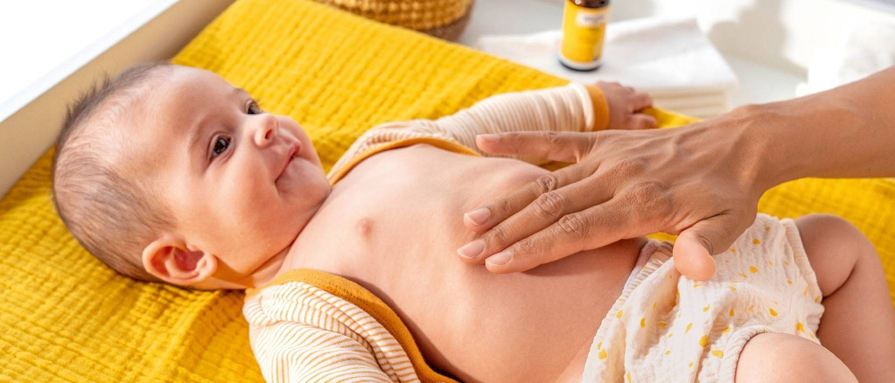 Baby op verschoonmatje