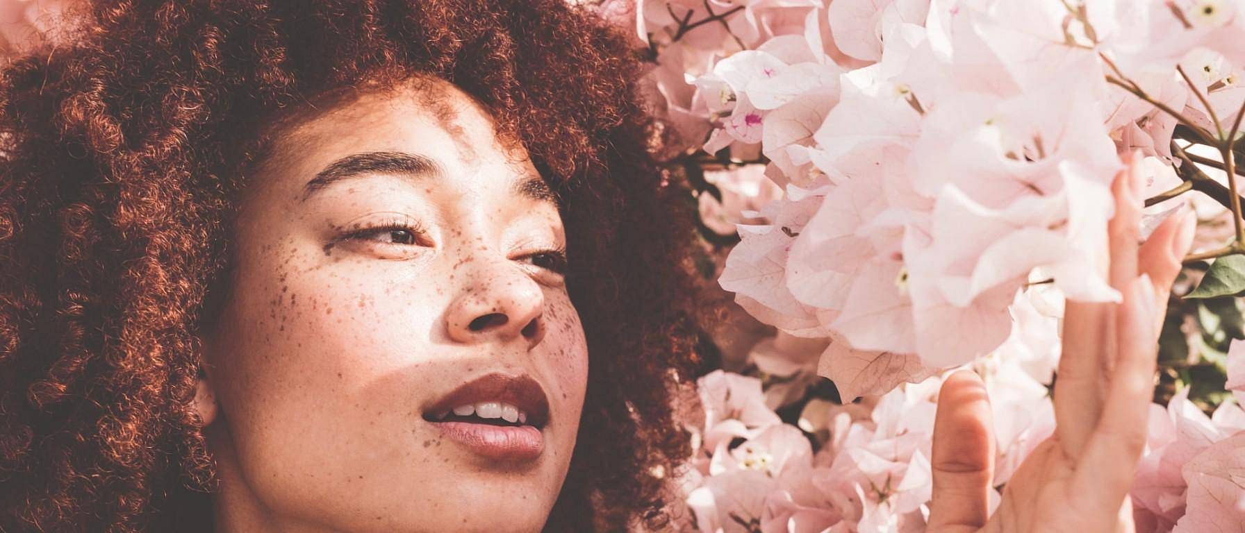 Vrouw met amandelbloesem
