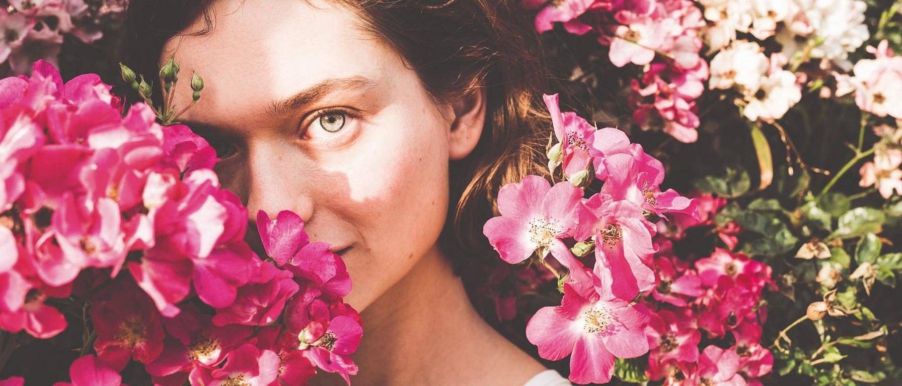 Vrouw tussen rozen