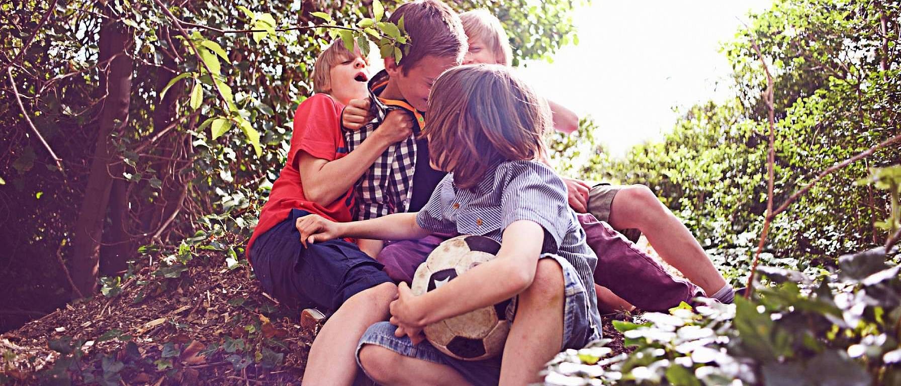 stoeiende kinderen