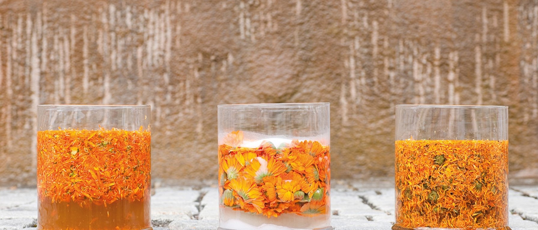 Calendulabloemen in glazen