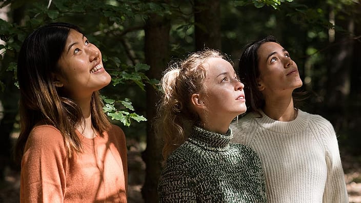 vrouwen kijken in de zon