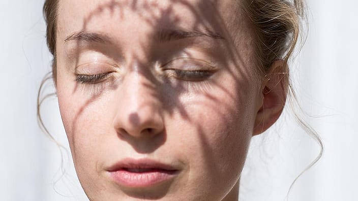 vrouw met bloemschaduw