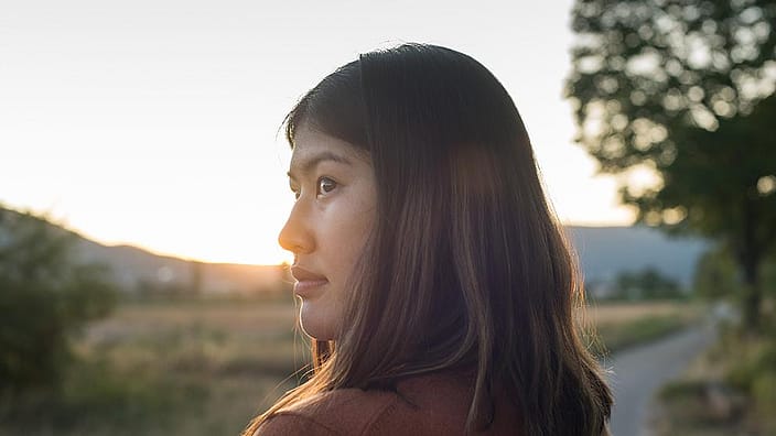 vrouw kijkt in licht