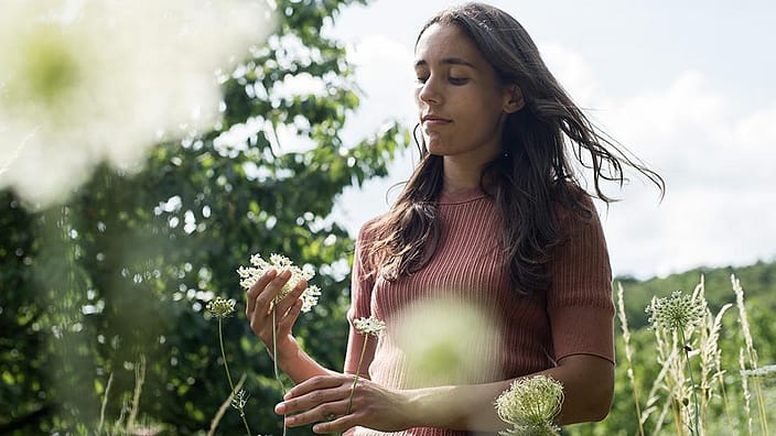 vrouw met bloemen in hand