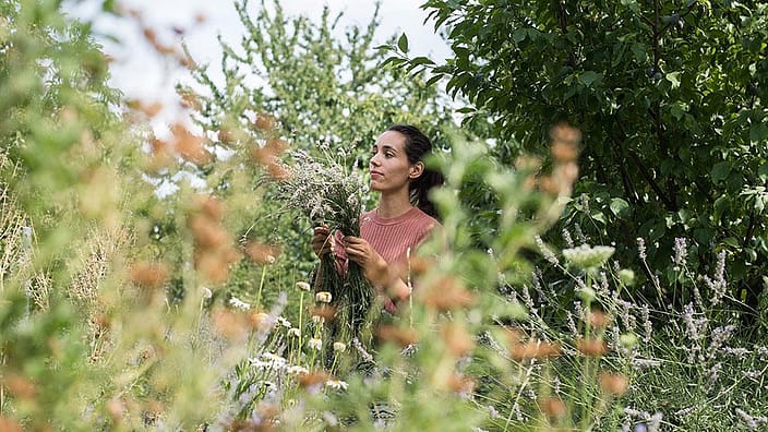 Vrouw omringd door planten
