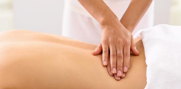 Vrouw krijgt massage