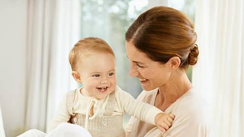 Moeder verzorgt baby