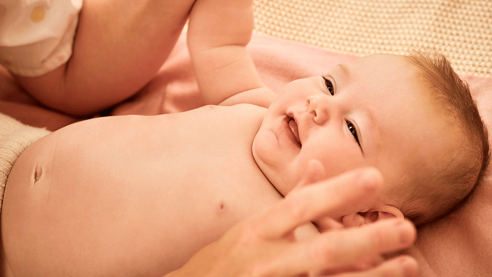 Baby krijgt massage