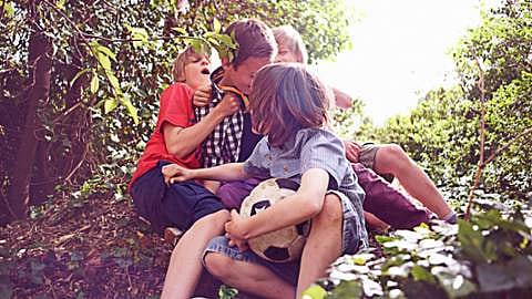 stoeiende kinderen