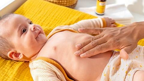 Baby op verschoonmatje