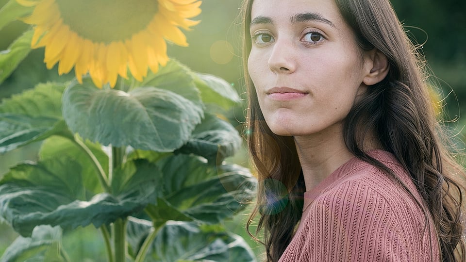 vrouw in zonnebloemenveld