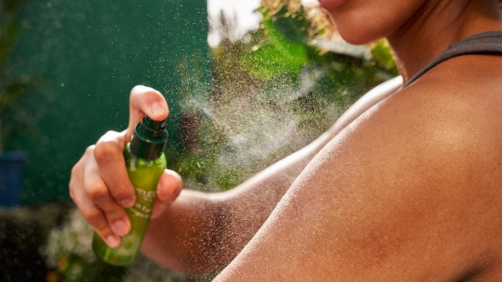 Vrouw doet Skin Food Ultra-Light Dry Oil op haar arm