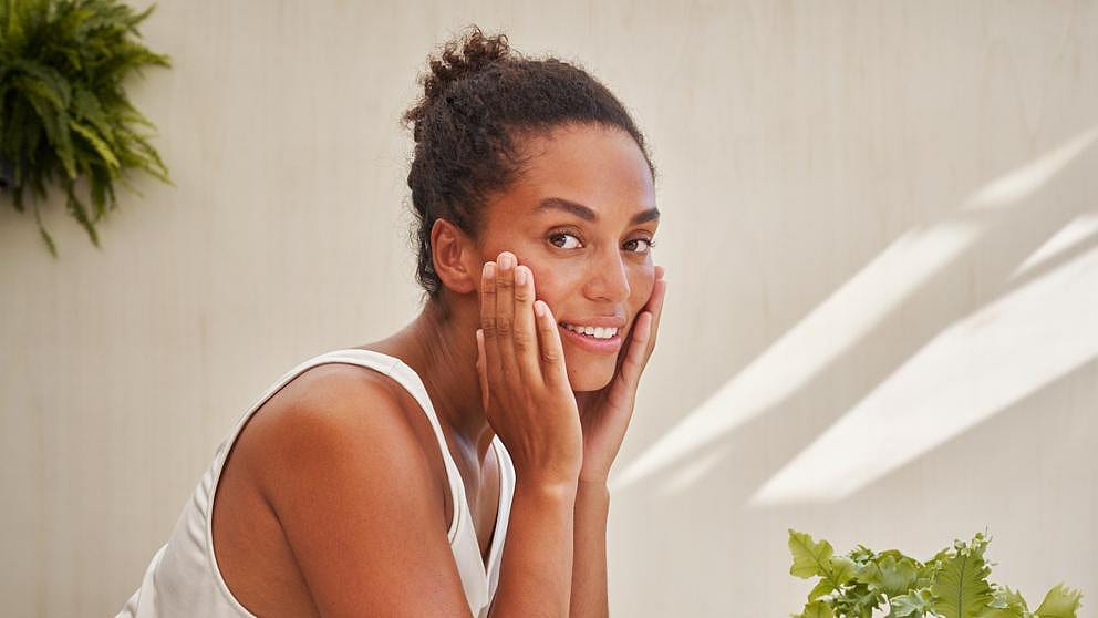 Vrouw wast haar gezicht met Skin Food Voedende Reinigingsgel