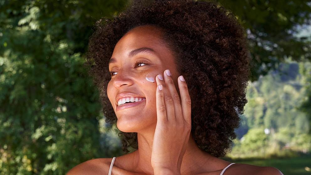 Vrouw smeer Skin Food Voedende Nachtcrème op