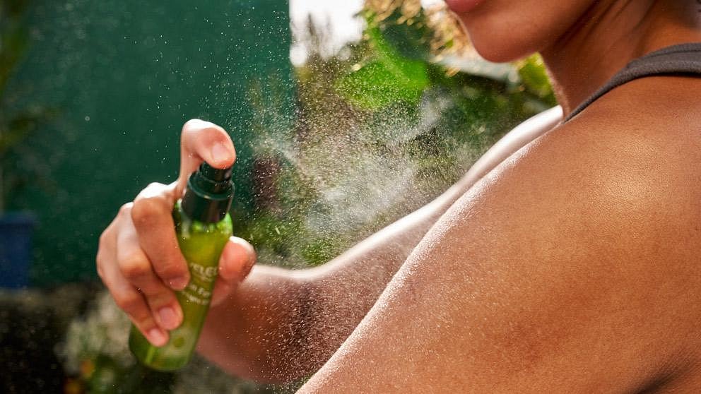 Vrouw doet Skin Food Ultra-Light Dry Oil op haar arm